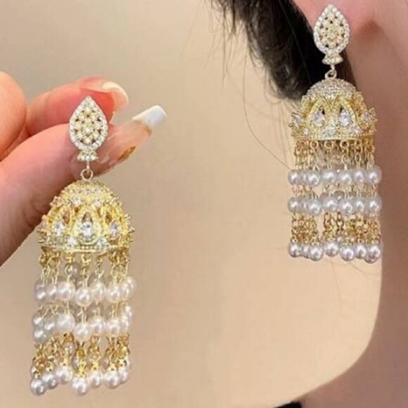 Castle shaped earrings tassels chic classy elegant - Picture 1 of 3